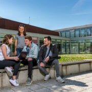 Ciel Strasbourg étudiants à l'extérieur du campus