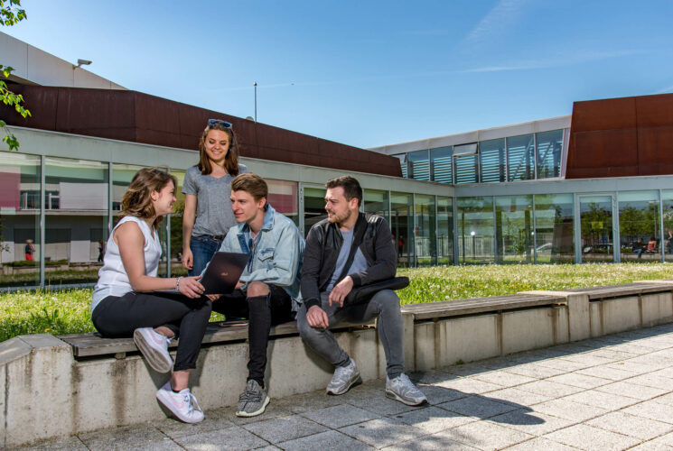 Ciel Strasbourg étudiants à l'extérieur du campus