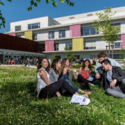 Ciel Strasbourg étudiants à l'extérieur du campus