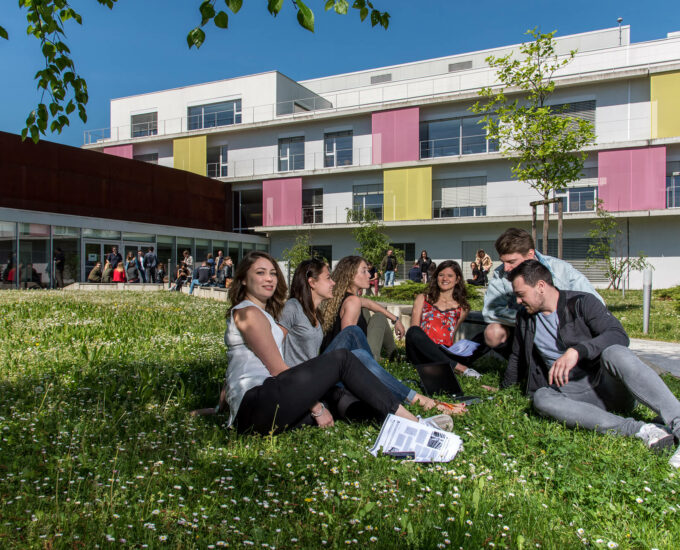 Ciel Strasbourg étudiants à l'extérieur du campus