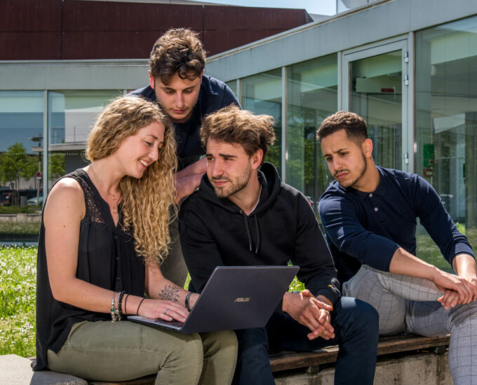 Ciel Strasbourg étudiants à l'extérieur du campus