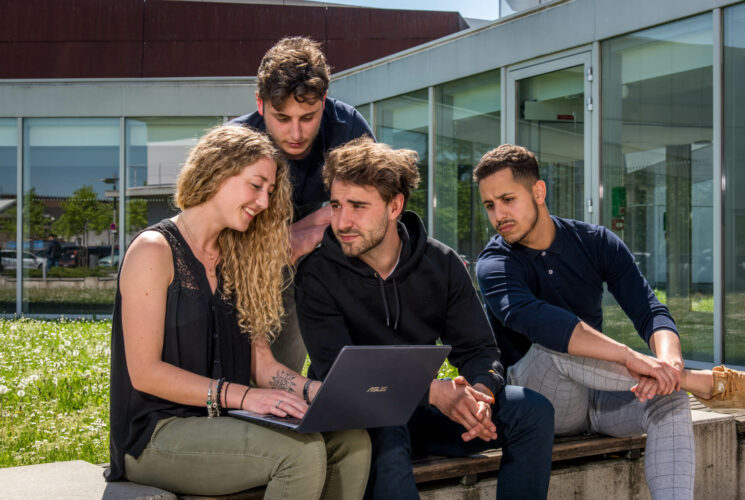 Ciel Strasbourg étudiants à l'extérieur du campus